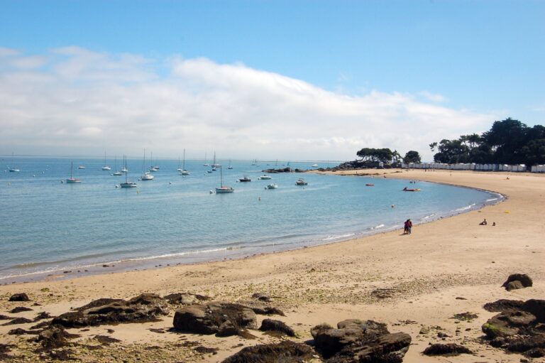 La plage des Dames et ses cabines blanches à Noirmoutier