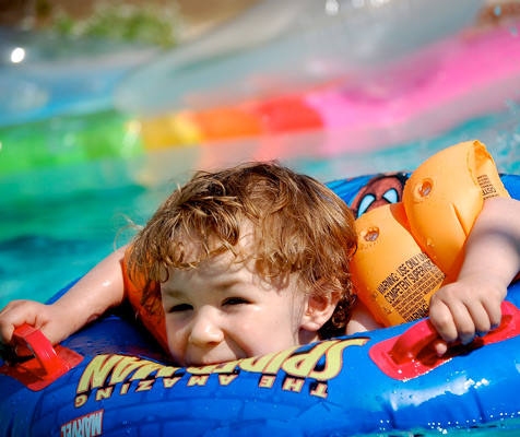 enfant piscine couverte 