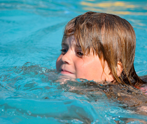 enfant piscine nage