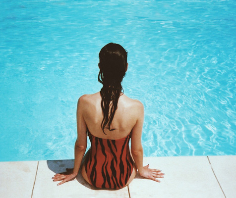 femme bord piscine