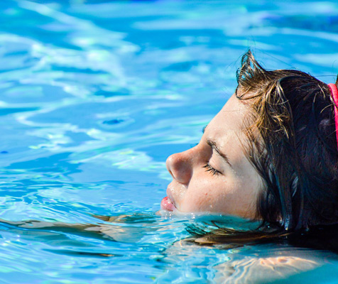 fille piscine St-Hilaire-de-Riez