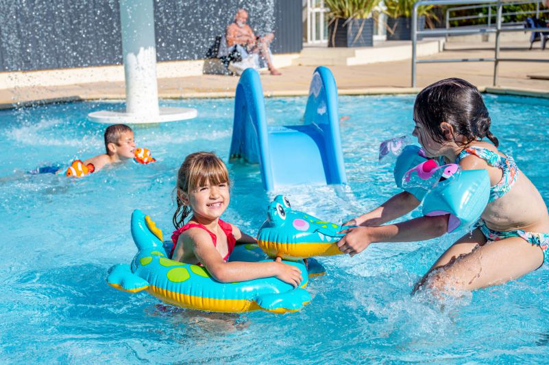 enfant piscine