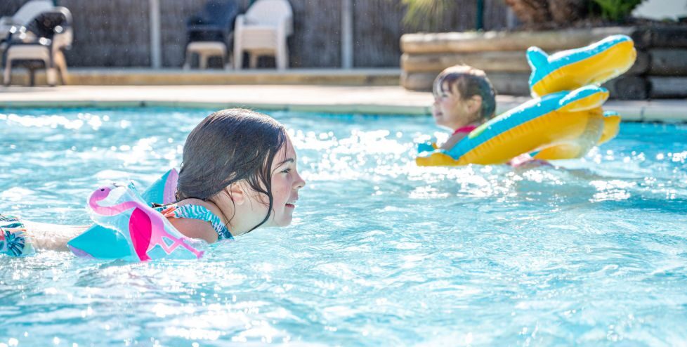 fille piscine vendee