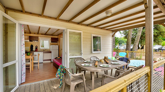Mobil-home avec terrasse du camping Les Biches près du lac du Jaunay