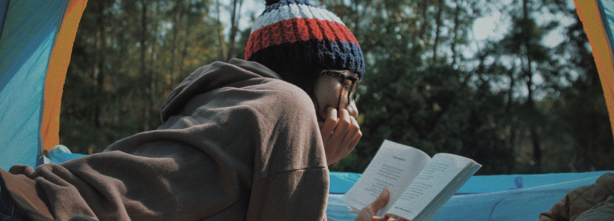 Lire en camping sous la tente