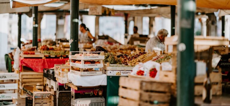 Étals de produits locaux et artisanat sur un marché en Vendée