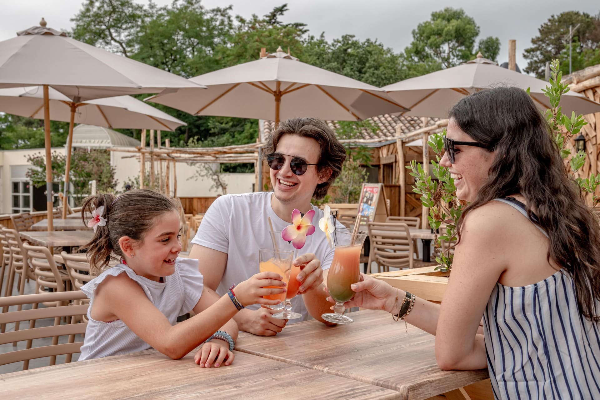 La Baie dining terrace at Camping Au Bois des Biches, located by the outdoor pools, perfect for a family lunch under the Vendée sunshine.