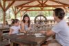 Restaurant La Taverne du Camping Au Bois des Biches, cuisine conviviale et ambiance festive sous la grande halle du camping.