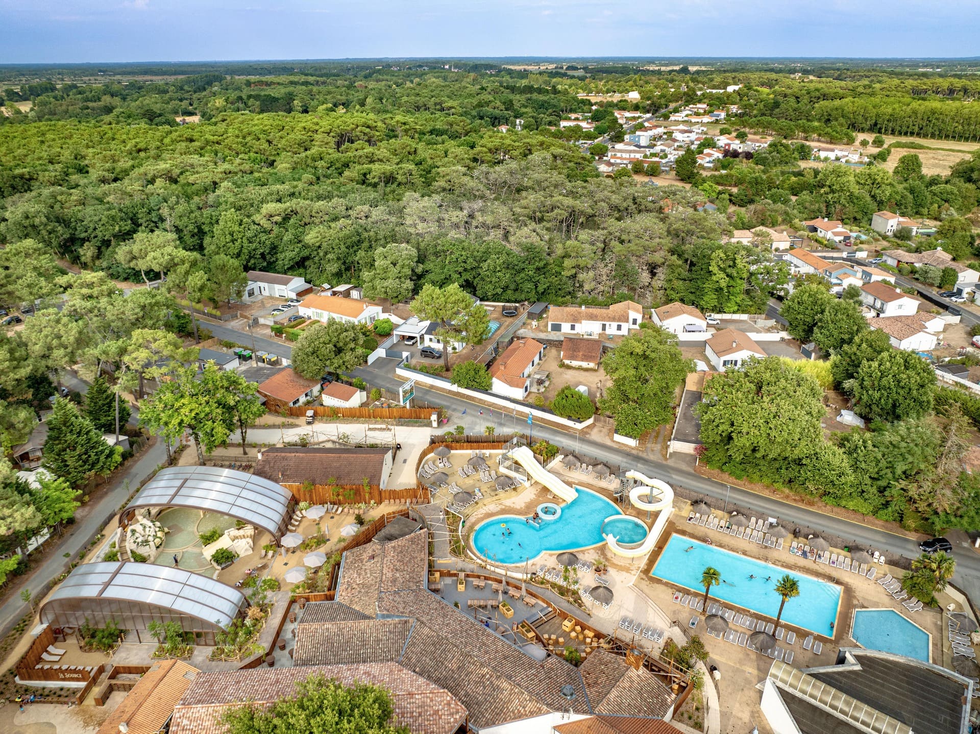 Camping nature sous les pins en Vendée pour des vacances atypiques en famille