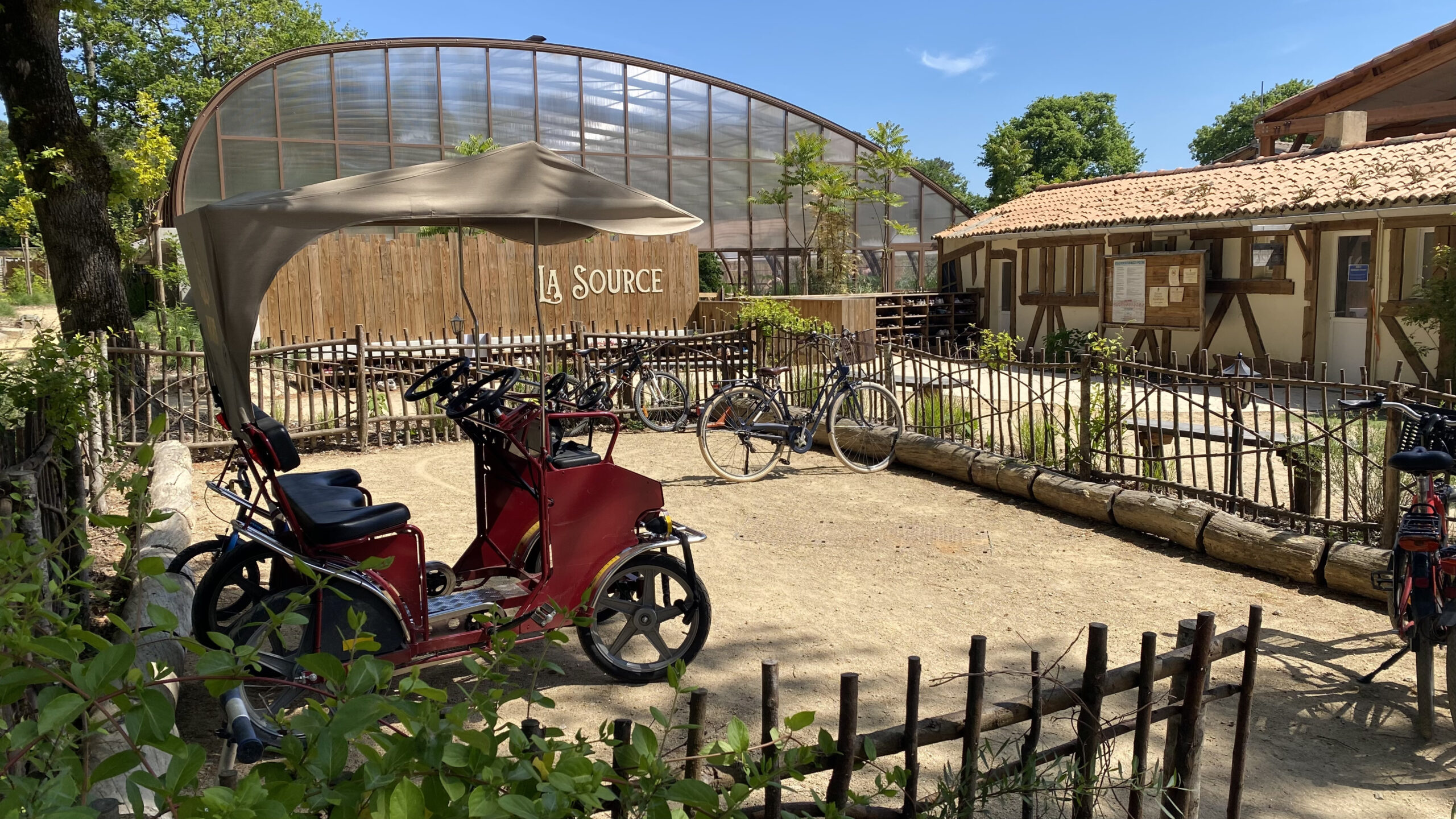 Roselune devant la Source au Camping Au Bois des Biches