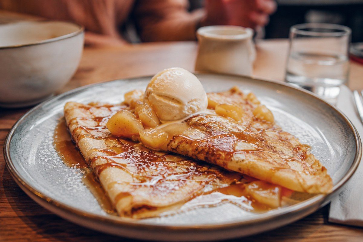 Crêpe sucrée aux pommes caramélisées et boule de glace vanille