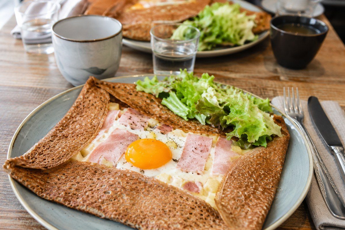 Galette complète de sarrasin servie avec une salade, dans une crêperie de Noirmoutier