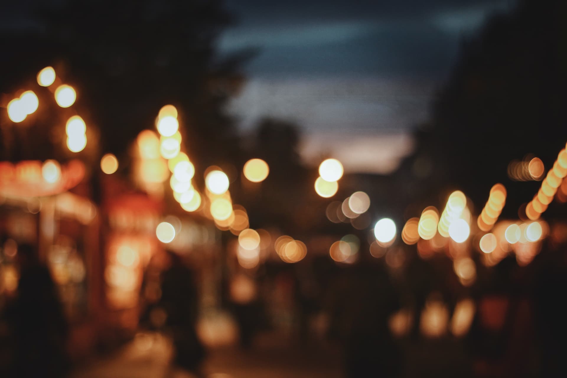 Lumières d'un marché nocturne en été