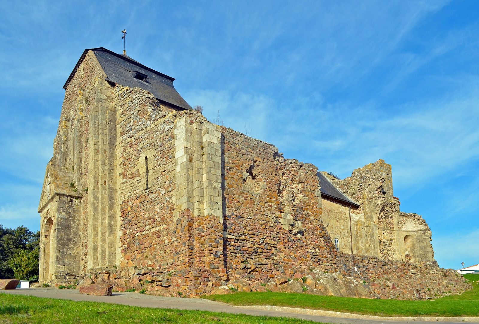 L'église Saint-Nicolas de Brem-sur-Mer