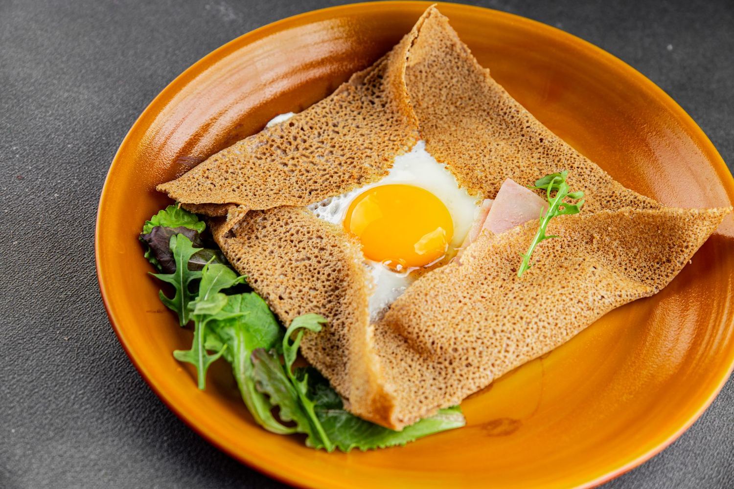 Galette de sarrasin complète à l'œuf, au jambon et à la salade