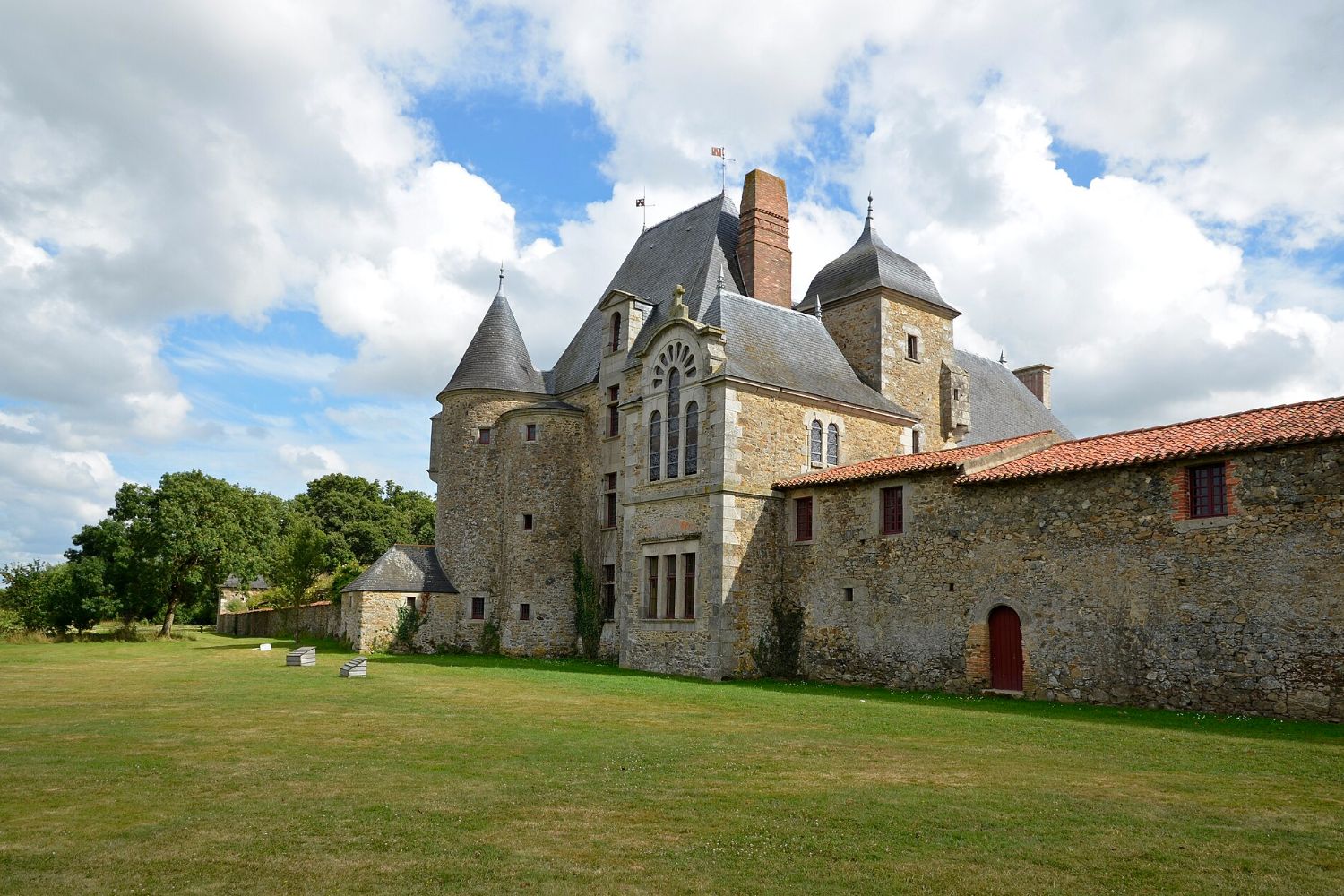 Façade du Logis de la Chabotterie et ses tourelles, à Saint-Sulpice-le-Verdon
