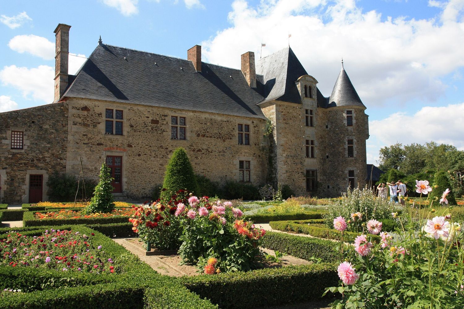 Jardin à la française devant le Logis de la Chabotterie