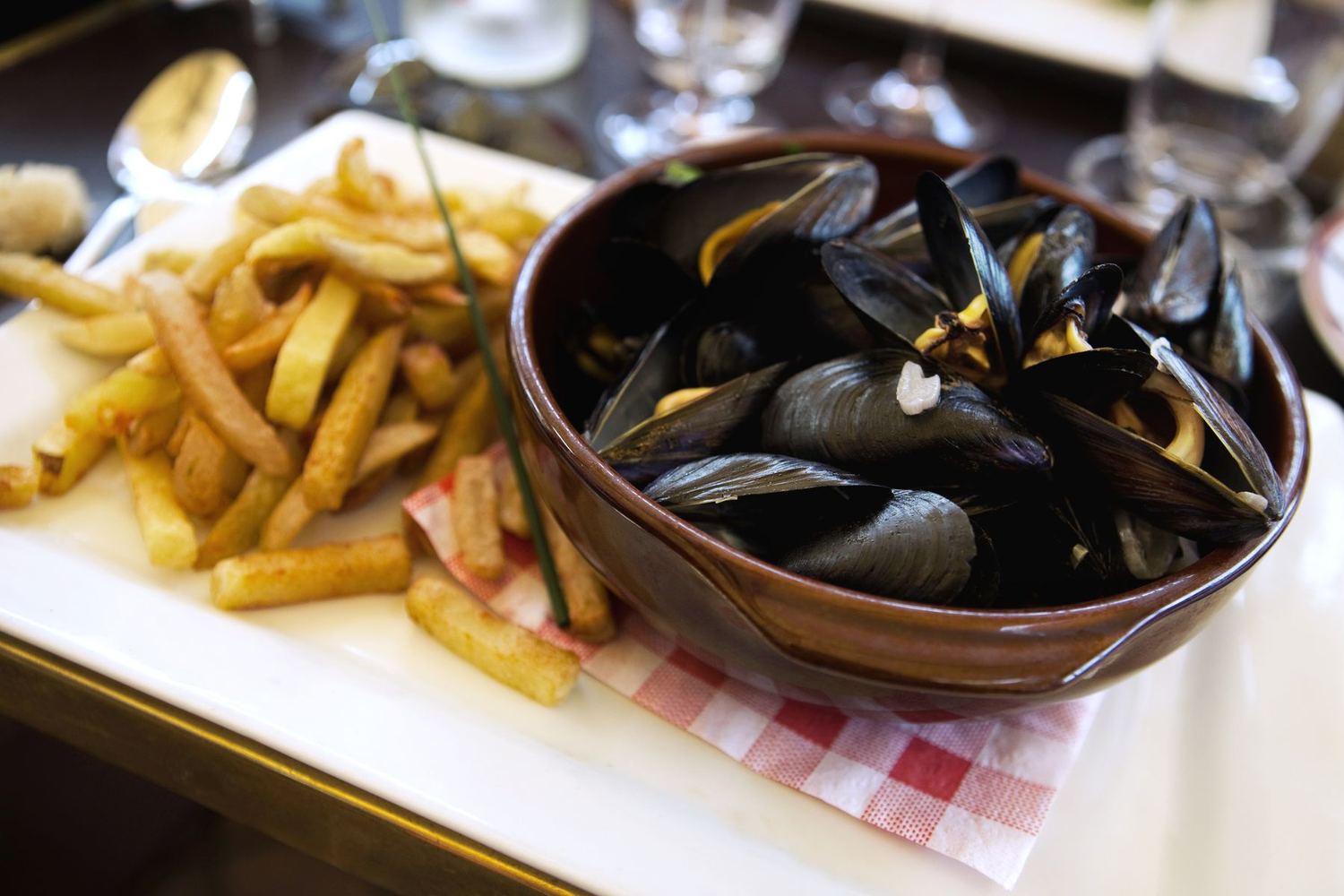 Moules marinières et frites servies dans un restaurant