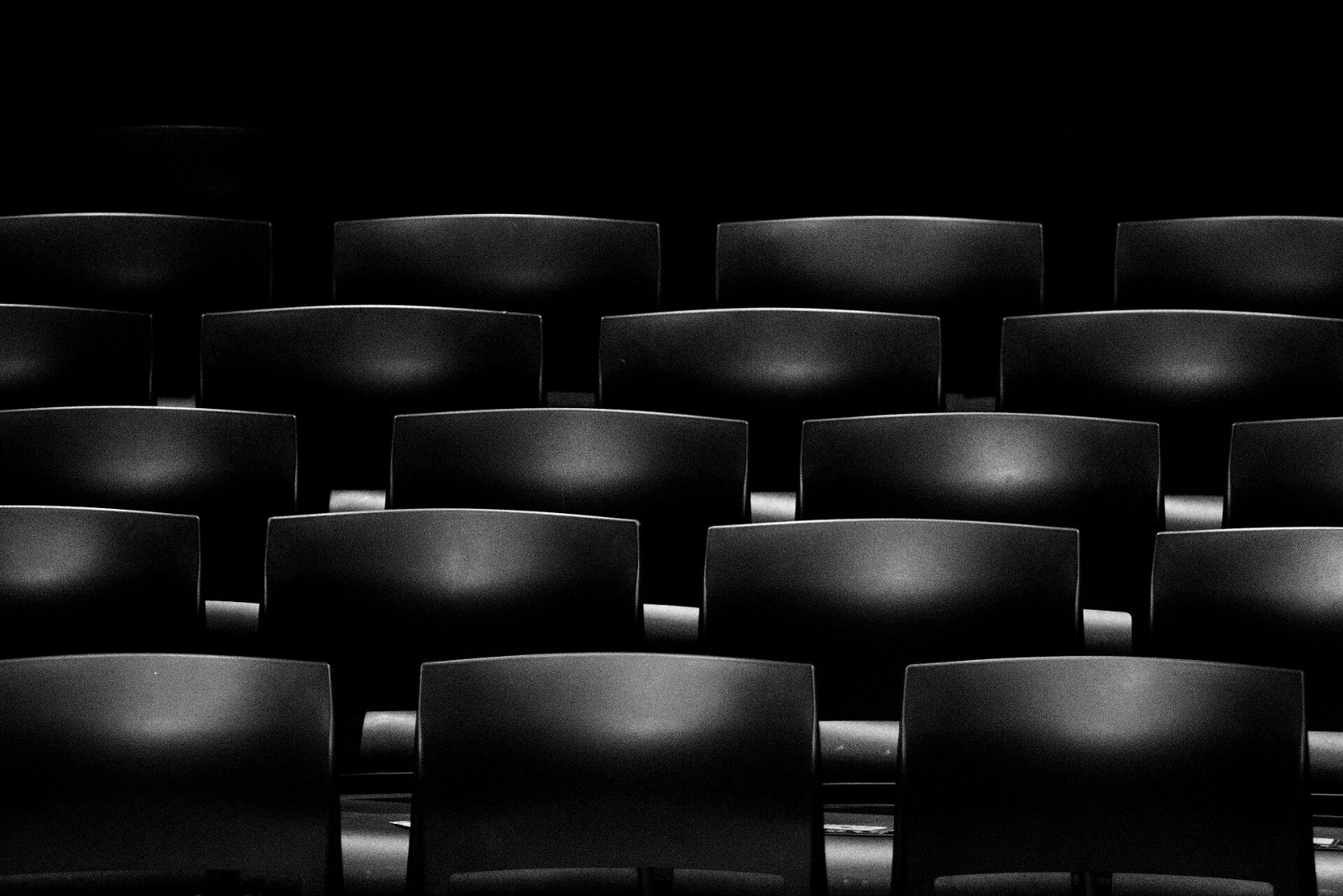 Rangées de fauteuils dans une salle de cinéma